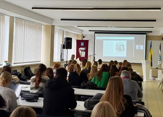 Учасники семінару під час аналізу літературного тексту